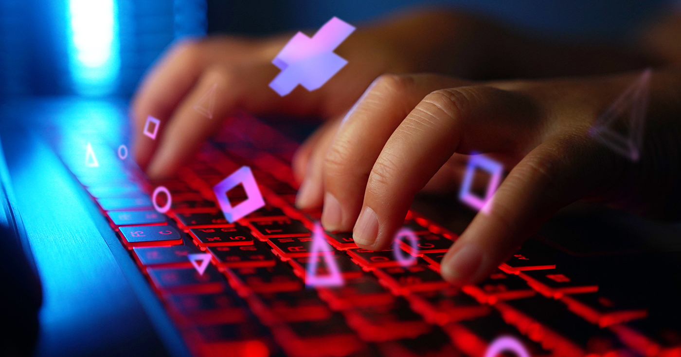 mani che digitano su una tastiera
